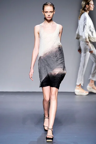 Look 16